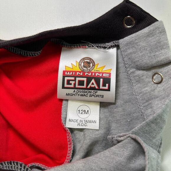 Chicago Blackhawks Infant Outfit 12 Months NHL Baby Romper Cotton Bodysuit NWT - Picture 7 of 9